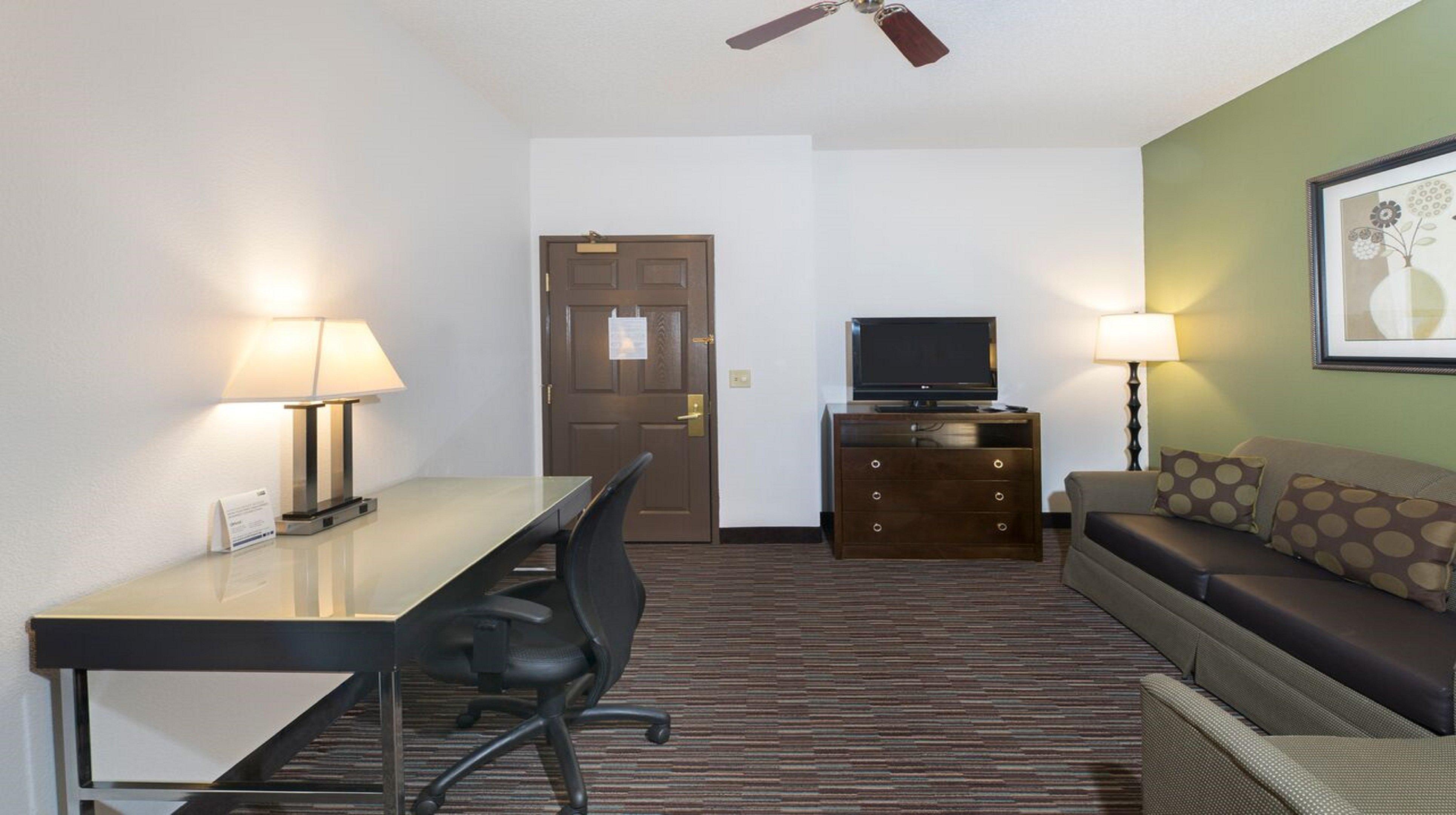 Holiday Inn Express & Suites Chicago-Deerfield Lincolnshire By Ihg Riverwoods Exterior photo
