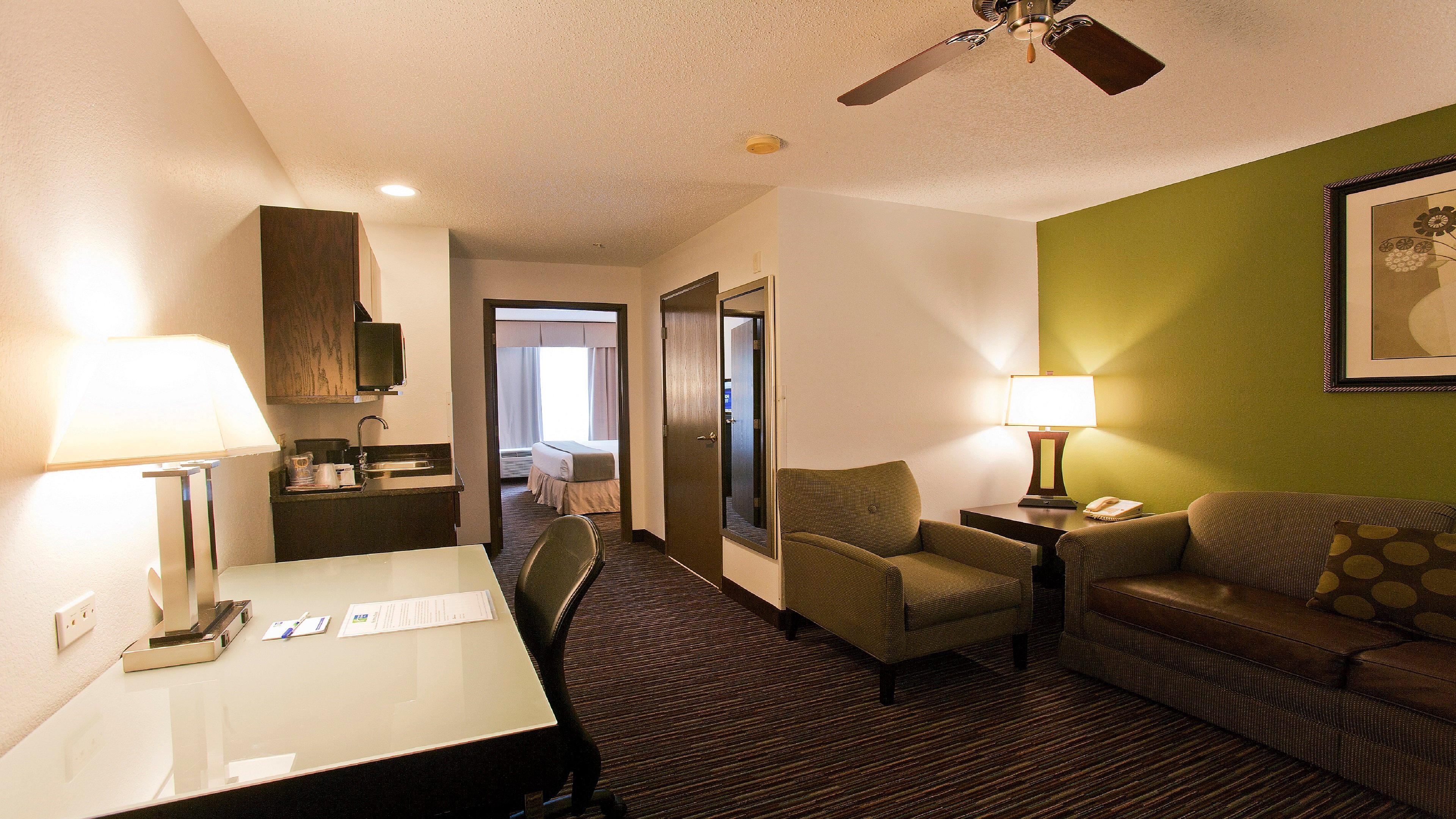 Holiday Inn Express & Suites Chicago-Deerfield Lincolnshire By Ihg Riverwoods Exterior photo